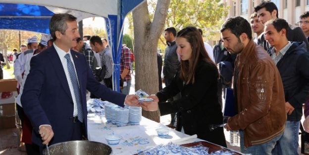 Başkan Tahmazoğlu’ndan Üniversitelilere Aşure İkrami