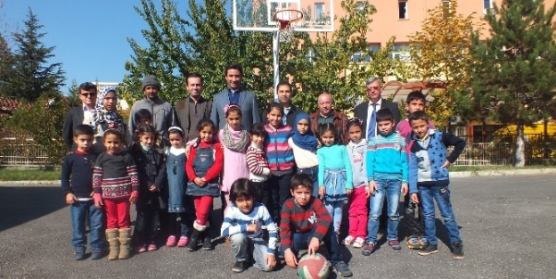 Yabancı Doktora Öğrencilerinin Çocuklarina Türk Kültürü Öğretiliyor