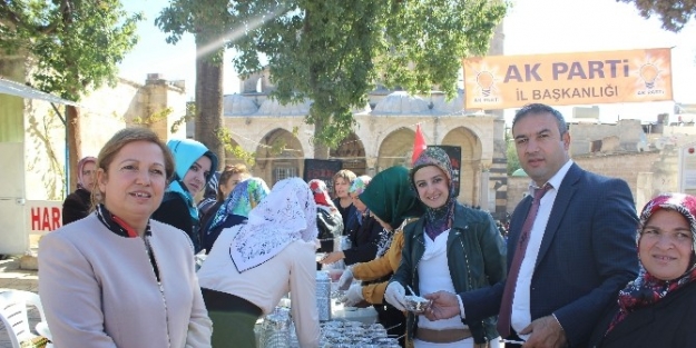 Ak Partili Kadınlar Aşure Dağıttı