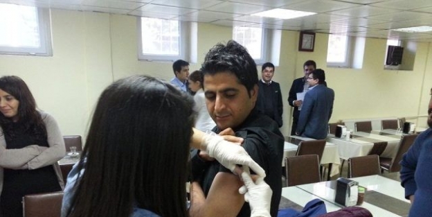 Sağlık Çalişanlari Grip Aşısı Oldu