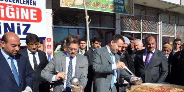 Kaymakamlar Aşure Dağıttı