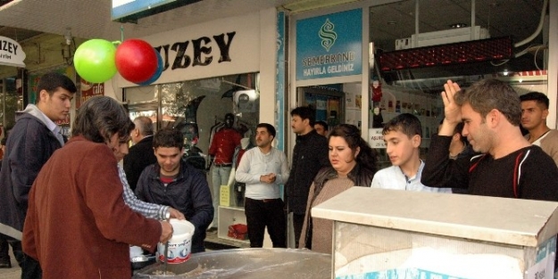 Menzil Durak Vakfından Aşure Dağıttı