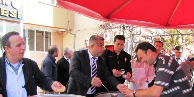 Belediye Başkanı Çalişkan, Vatandaşlara Aşure Dağıttı