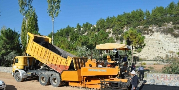 Kuşadası’nda Yol Yapım Çalişmalari Devam Ediyor