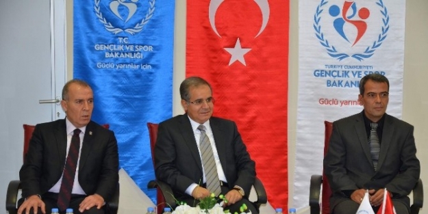 Vali Tapsız, Azeri Öğrencileri Ziyaret Etti