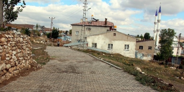 Sivas’ta Köy Yollarında Kilitli Parke Çalişmalari