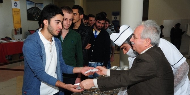 Erzurum Teknik Üniversitesi’nde Aşure Dağıtıldı