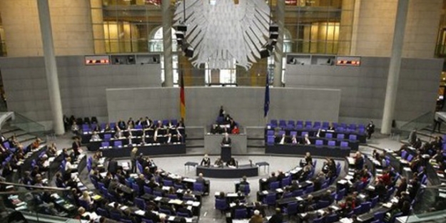 PKK flamasını taşıyan vekile şok!