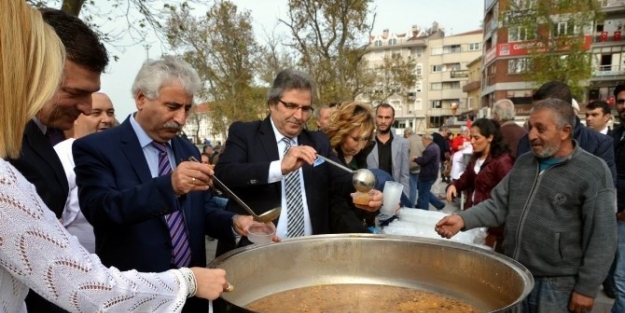 Milletvekilleri Bandırma’da Aşure Dağıttı