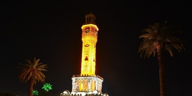 İzmir’in Simgesi Tarihi Saat Kulesi Rengarenk