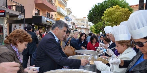 Kuşadası Belediyesi Aşure Dağıttı