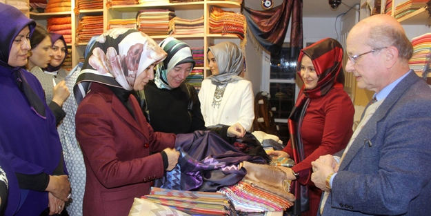 Sare Davutoğlu'ndan eşine ipek kaşkol