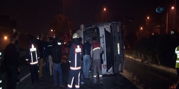 Virajı alamayan kamyon yan yattı