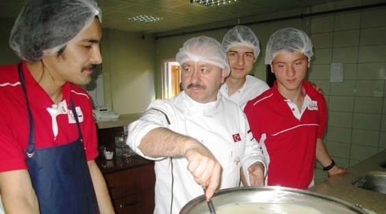 Beyaz Kalpler Öğrencilerinden Aşure İkrami