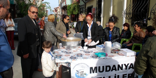 Mudanya'da aşure ikramı