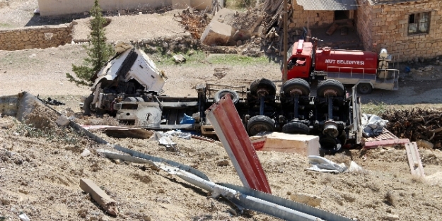 TIR 30 metrelik uçuruma yuvarlandı