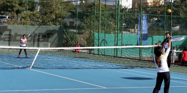 Tenis’te Minikler Ter Döktü