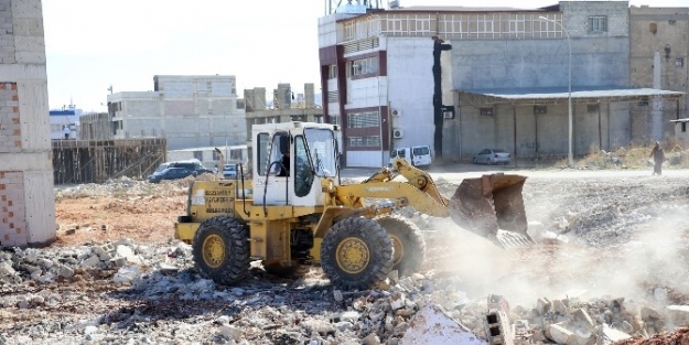 Kent Merkezindeki Boş Arsalar Temizleniyor
