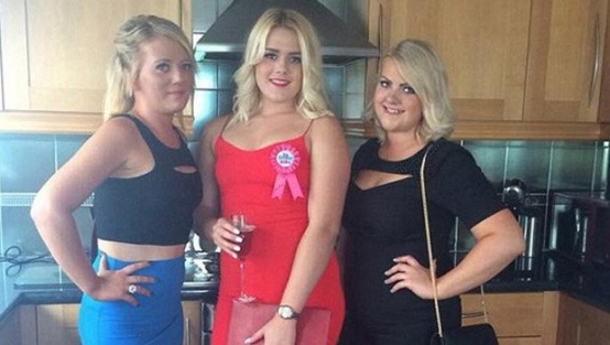 Kadının yüzünü yerken yakalandı!