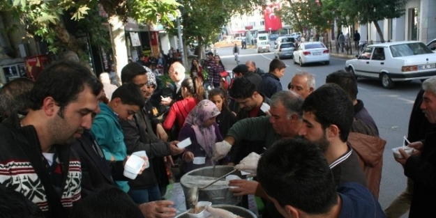 Bin 500 Kişiye Aşure Dağıtıldı