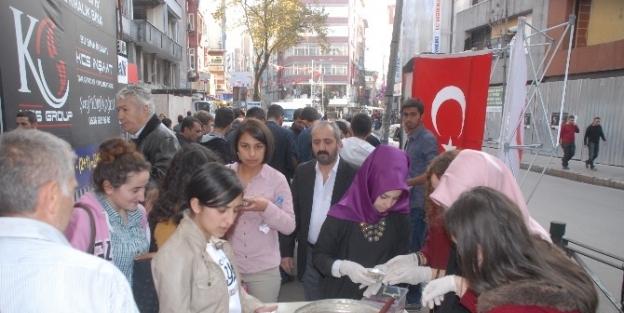 Alperen Ocakları Aşure Dağıttı