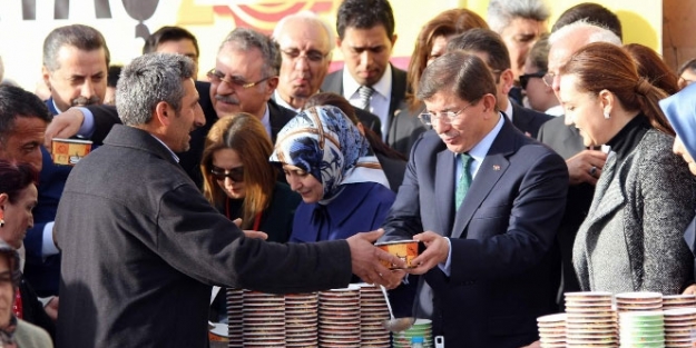 Davutoğlu vatandaşlara aşure dağıttı