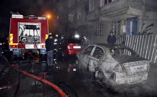 Başakşehir'de 10 aracı ateşe verdiler