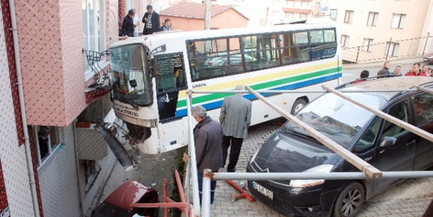 Freni patlayan otobüs apartmana çaptı