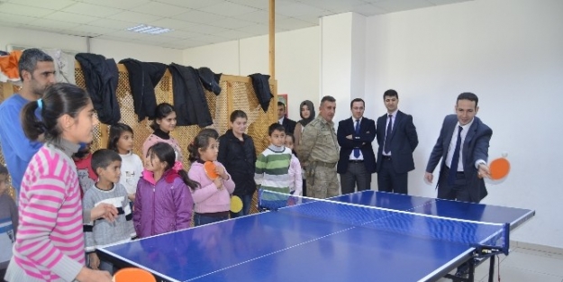 Lice Kaymakamı Osman Uğurlu Öğrencilerle Masa Tenisi Oynadı