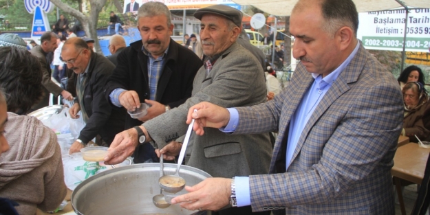 Başkan Çağlayan aşure dağıttı