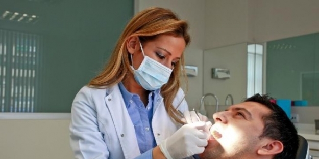 Diş Eksikliği Ve Dişsel Açıdan Kötü Estetik Bireylerin Sosyal Hayatını Etkiliyor