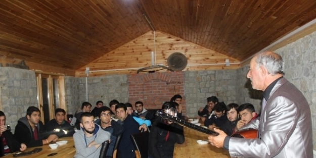 Üniversiteliler Hem Okuyor, Hem Kamp Yapıyor