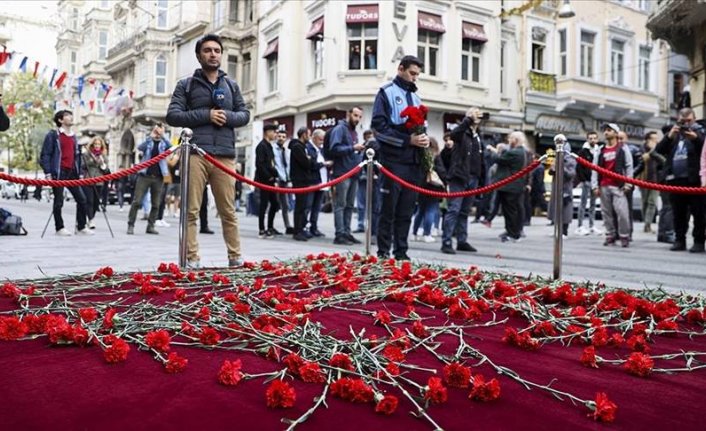 İstiklal Caddesi'nde terör saldırısının yaşandığı yere karanfil bırakıldı