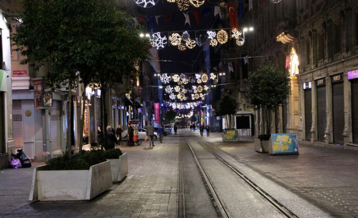 İstiklal Caddesi’nde oturaklar söküldü