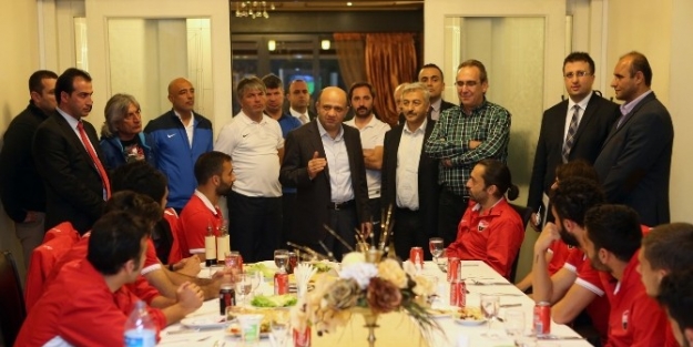 Bakan Işik’tan Galibiyet Yemeği