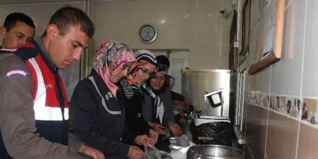 Şehit Anneleri Aşure Geleneğini Jandarma Kışlasına Taşıdı