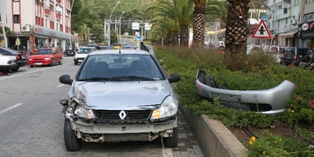 Hızını Alamayan Kadın Sürücü 2 Araca Çarparak Durabildi