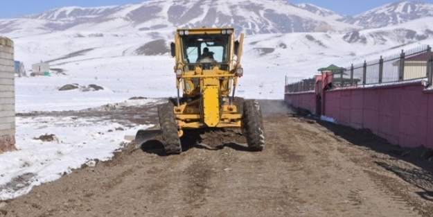 Özalp Belediyesinden Yol Çalişmalari