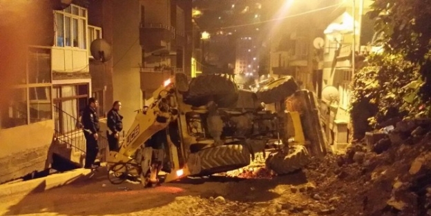 Doğalgaz Kazısı Yapan İş Makinesi Devrildi