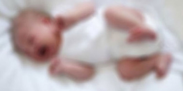 Yeni doğmuş bebek arabanın içerisinde...