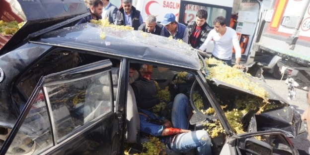 Üzüm Dolu Otomobil Park Halindeki Tır’a Çarpti