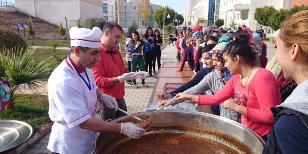 Yurt Öğrencilerine Aşure İkrami