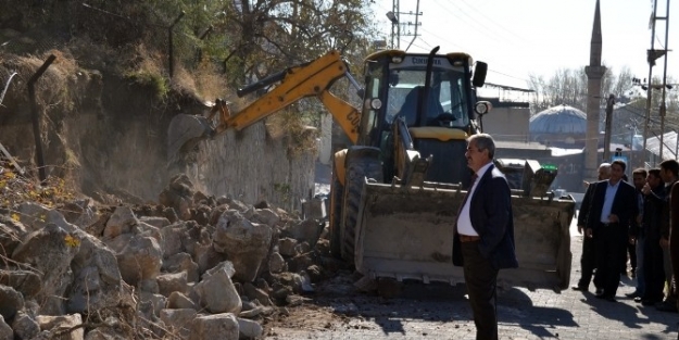 Adilcevaz’da Yol Genişletme Çalişmalari