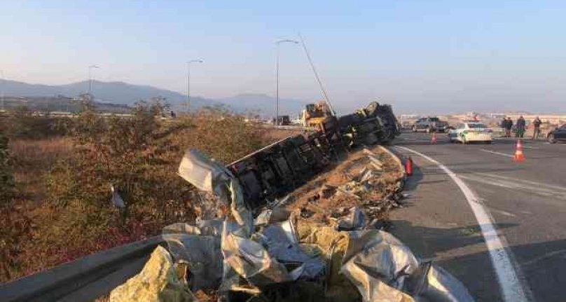 Bursa'da hurda yüklü TIR devrildi! 2 ölü