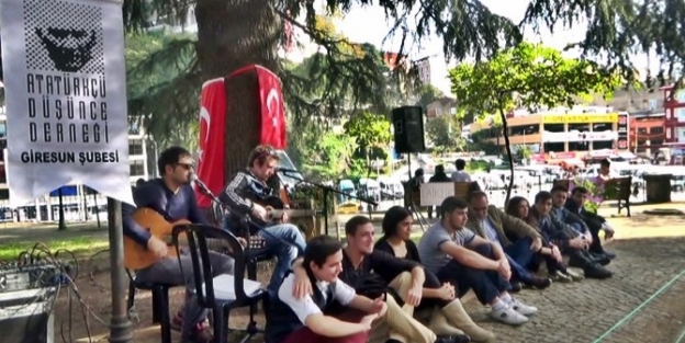 Giresunlu Gençler Atatürk’ü Diktirdiği Ağacın Altında Andı
