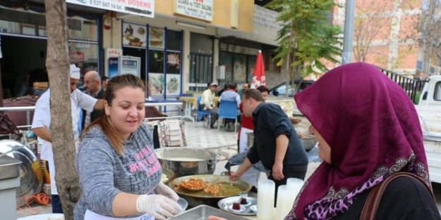 Denizli’de Bir Esnaf Atatürk İçin Lokma Hayrı Yaptı