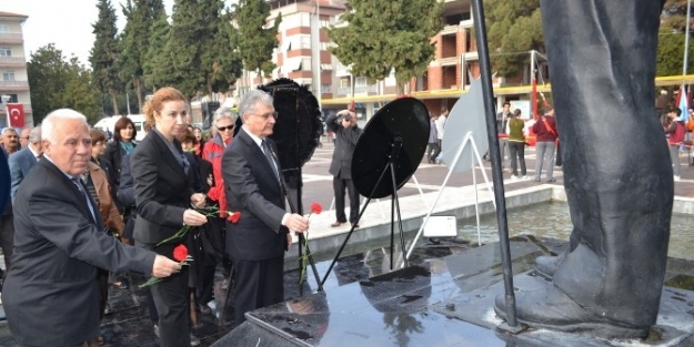 Chp Kula, Ata’nın Anıtına Karanfil Bıraktı