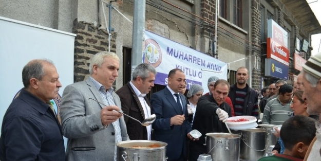 Salihli Ticaret Borsası, Halka Aşure Dağıttı