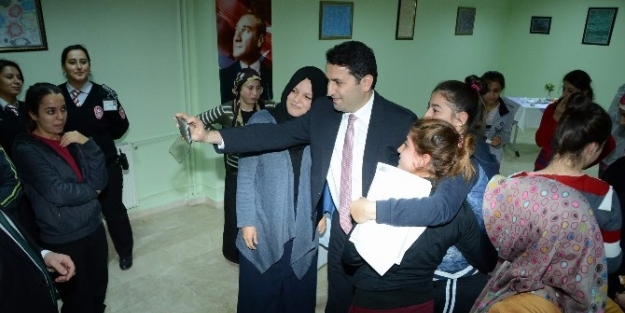 Başkan Eroğlu, Üniversite Öğrencileri İle Selfie Yaptı