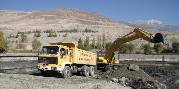 Erzincan Ekşisu Mesire Alanında Bulunan Havuzlar Temizleniyor